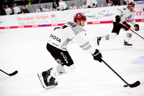 Det var med ishockeyspelare i studien som beskrivs i blogginlägget. Därför hade vi med en bild på ishockey.