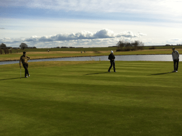 Vi skriver om idrott och bland annat golf och därför passar en bild med tre golfare på en golfbana