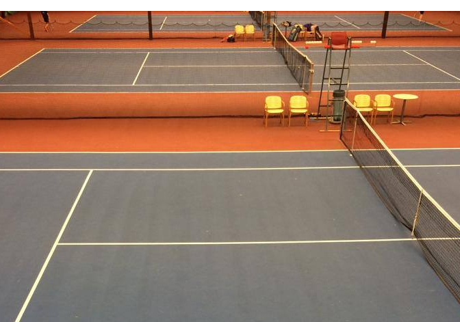 Vi skriver om idrott och motivation och därför är det passande med en bil på tennisbanor