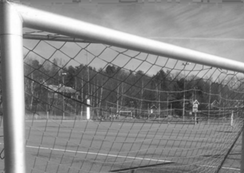 Fotbollsmål vid en fotbollsplan Texten handlar om vikten av att få in glädje i idrottandet. Därför har vi en bild på ett fotbollsmål för att visa hur en typisk idrottsmiljö kan se ut.