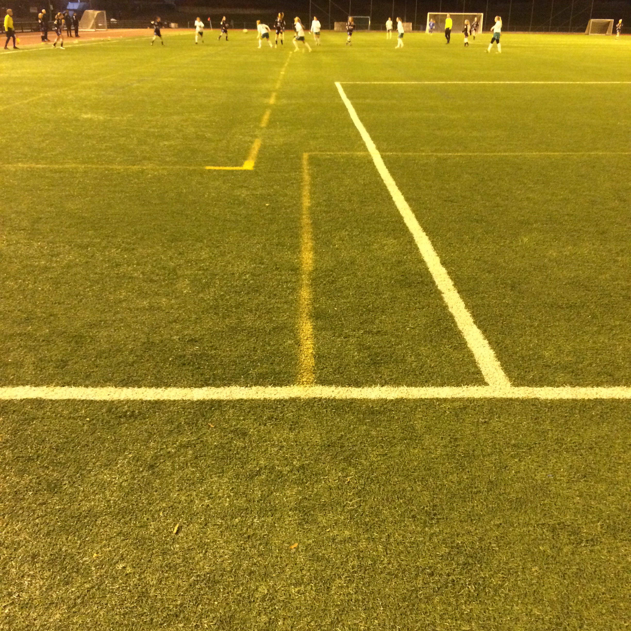 Texten handlar om fokus och om att tappa fokus inom idrotten och därför passar det bra med en bild på en fotbollsplan med suddiga fotbollsspelare. Det förstärker känslan av att tappa fokus och att kämpa med att återfå fokus.