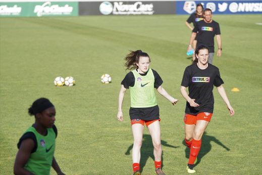 Blogginlägget handlar om att skapa en bra grupp och därför använder vi en bild med en grupp fotbollsspelare under en träning. 